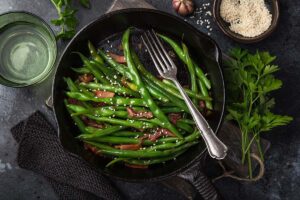 Green beans and bacon in a cast iron pan